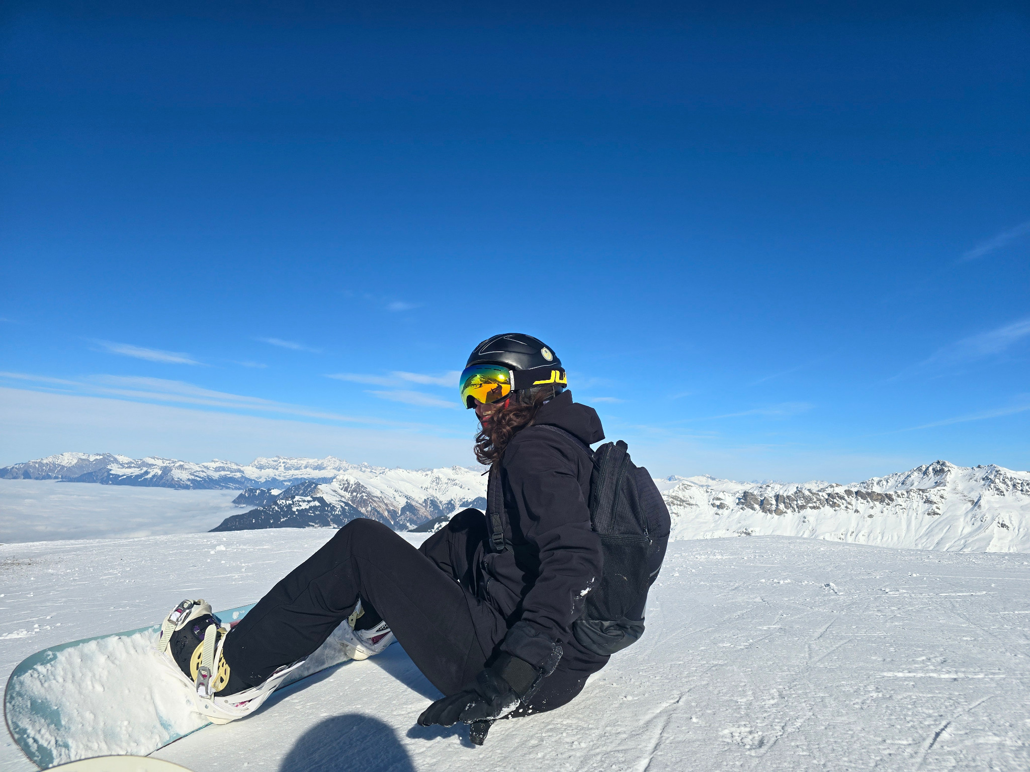 Student snowboarding — photo 1